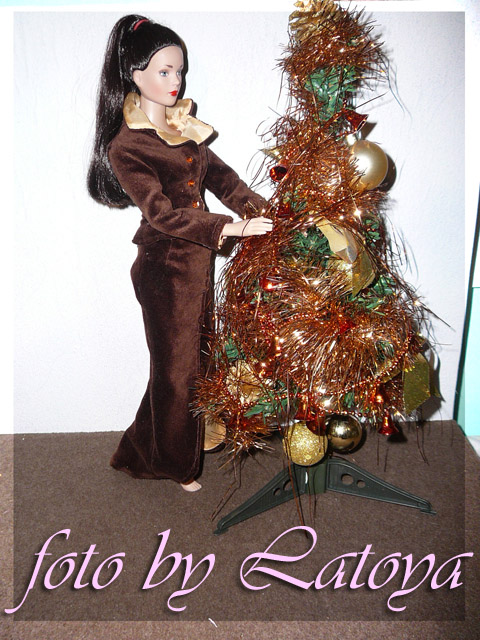 Donna v novém modelu u vánočního stromku