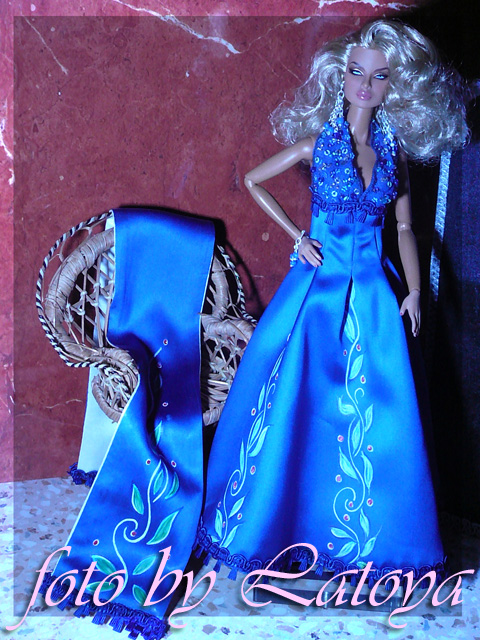 Eugenia v královské modré - večerní toaleta